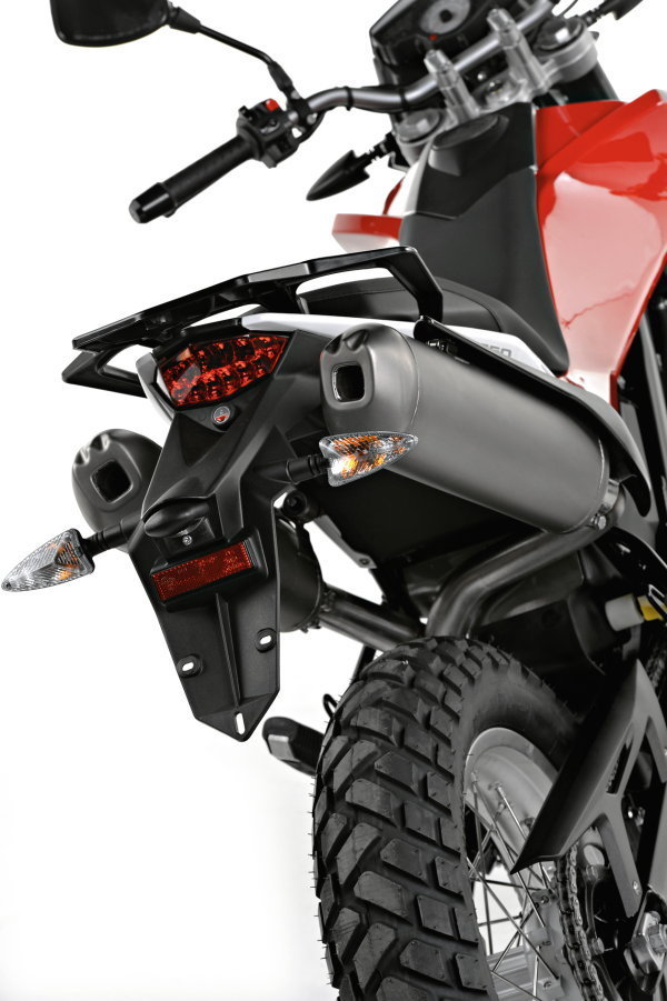 Аккуратные дизайнерские штрихи прослеживаются по всему мотоциклу. Даже в оформлении глушителей, повторяющих формой логотип компании.