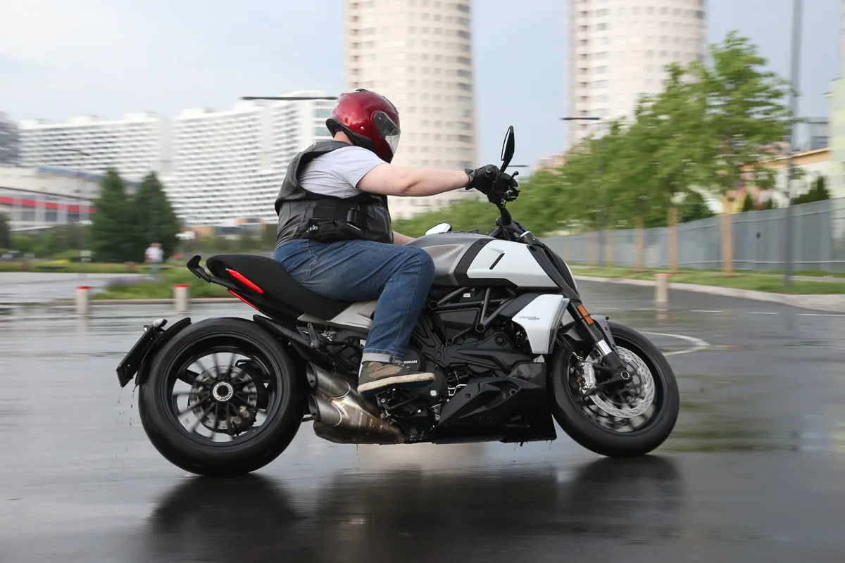Тест Ducati Diavel и Harley-Davidson FXDR: Школа милиции - Журнал "МОТО", Журнал Мото, Мото56