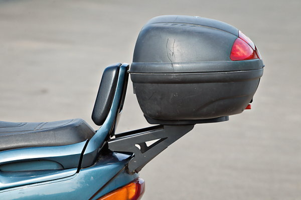 Установка багажника и кофра существенно повышает грузоподъемность Бургмана.