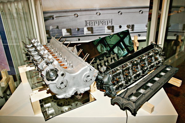 Двигатель Ferrari F1 90-х годов: 12 цилиндров, 60 клапанов, 120 коромысел!