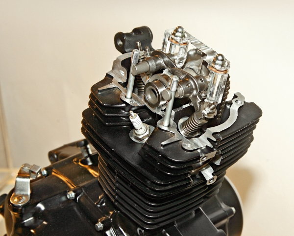 Десмодромный двигатель Honda сделан на основе триального.