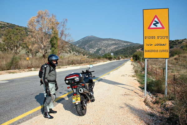 «Опасные повороты» — любимый дорожный знак мотоциклиста. Он предвещает интересные участки пути.