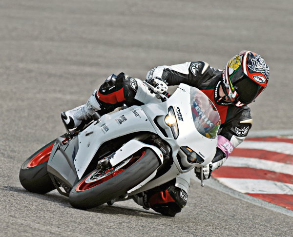 Обучение на курсах Basic и Intermediate проходит на Ducati Monster 796.