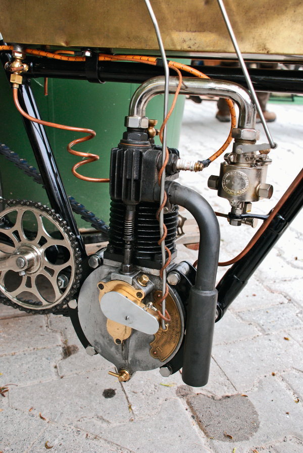 Двигатель Zedel в самом начале ХХ века использовался многими компаниями, решившими перейти от производства велосипедов к мотоциклам. Конструкция мотора типична для своего времени: клапанный механизм типа IOE (клапан над клапаном), при этом выпускной нижний клапан – с механическим приводом от распределительного кулачка, а верхний, впускной – автоматического типа, открывается за счет разрежения в цилиндре во время такта всасывания. Зажигание – батарейного типа, с прерывателем на том же кулачковом валу. Перед цилиндром – примитивный карбюратор распылительного типа, который пришел на смену испарительным.