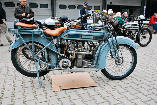 Еще одна Victoria, но уже послевоенная – модель KR1 1921 года. На мотоцикле установлен оппозитный двигатель BMW-MII B15 конструкции Мартина Штолле. Первый мотоцикл BMW модели R32 с подобным мотором, но с коленвалом, расположенным вдоль оси машины, появится только через два года – в 1923-м.