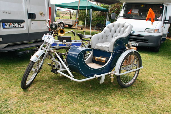 Отдельная тема – мотоциклы с коляской. Английский Clyno V2 1910 года превзошел всех по изяществу бокового прицепа.