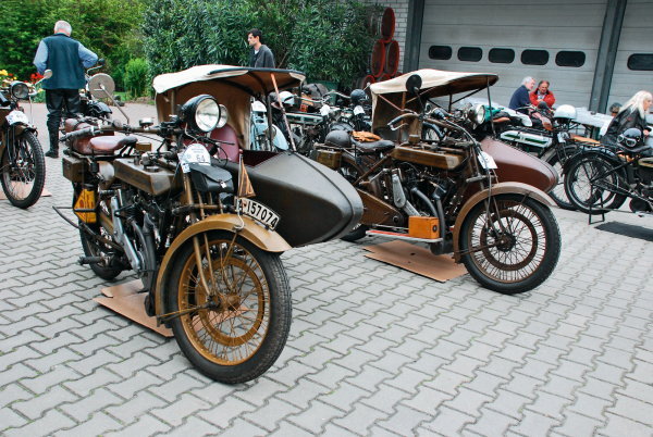 Из совершенно немотоциклетной ныне страны Швейцарии приехали два участника на родных 1000-кубовых Motosacochе 1918 и 1919 годов в нереставрированном, сохраненном состоянии с оригинальными колясками, обтянутыми кожей.