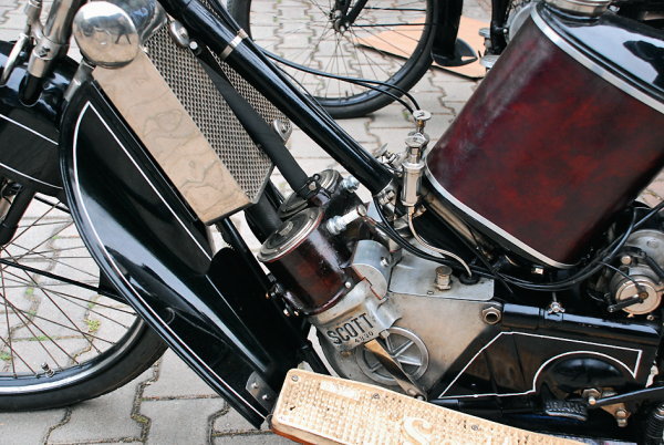 Двухцилиндровый двухтактный двигатель водяного охлаждения – визитная карточка английских мотоциклов Scott. На фото – 500-кубовая модель 1920 года выпуска.
