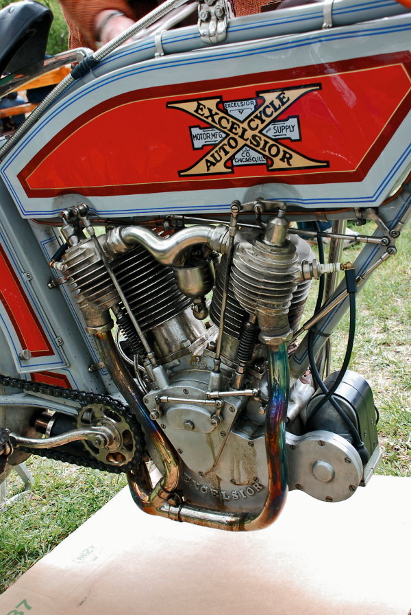 Единственный американский мотоцикл на слете – прекрасно отреставрированный 1000-кубовый Excelsior 1912 года. Эта марка вплоть до конца 20-х годов пыталась конкурировать с главными мотопроизводителями Соединенных Штатов – Indian и Harley-Davidson.