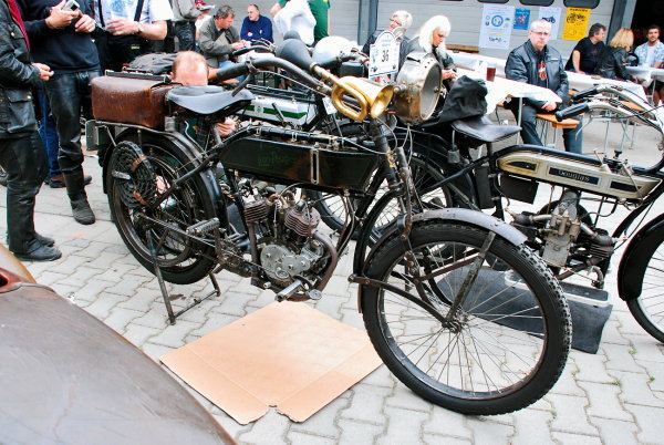 Фирма Peugeot производит мотоциклы с конца ХIX века. В пробеге участвовало аж семь мотоциклов этой французской марки разных годов выпуска. На фото – самый «молодой» из них, модели Paris-Nice 1913 года.
