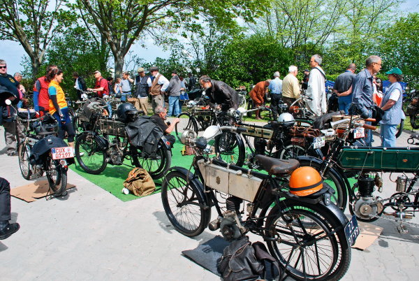 Первая модель фирмы NSU 1902 года. Фактически это велосипед с установленным под передней трубой рамы швейцарским мотором Zedel.