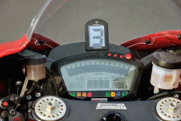 Точно такие же приборы Digitek устанавливались на все супербайки Ducati. Поэтому претензии все те же: темная и перегруженная, с мелкими цифрами.
