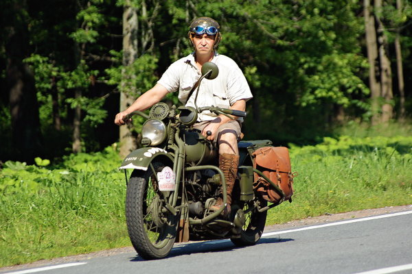 Одежда, совпадающая с эпохой производства техники, давно стала отличительной чертой многих ретро-фестивалей. Юрий Котельников (Санкт-Петербург) на Harley-Davidson 42WLА 1942 года демонстрирует «милитаристский» стиль.