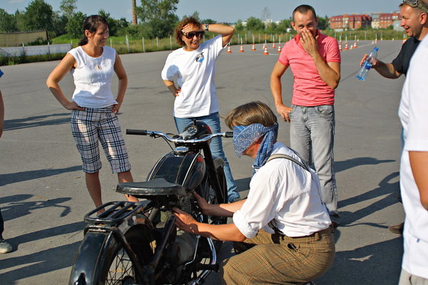 Конкурсное задание – определить марку мотоцикла на ощупь – выполняет Хейки Муда.