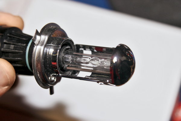 Ксеноновая лампа H4 со шторкой переключения "ближний-дальний".