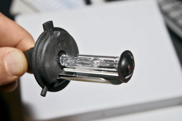 При установке моноксенона вместо галогенки Н4 работать будет только ближний свет (шторки у лампы нет, только рефлектор).