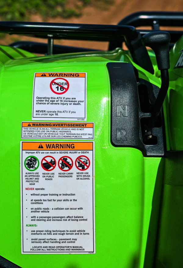 Внимательно изучите наклейки на квадроцикле. Это не украшение, а конспект основных правил безопасного вождения ATV.