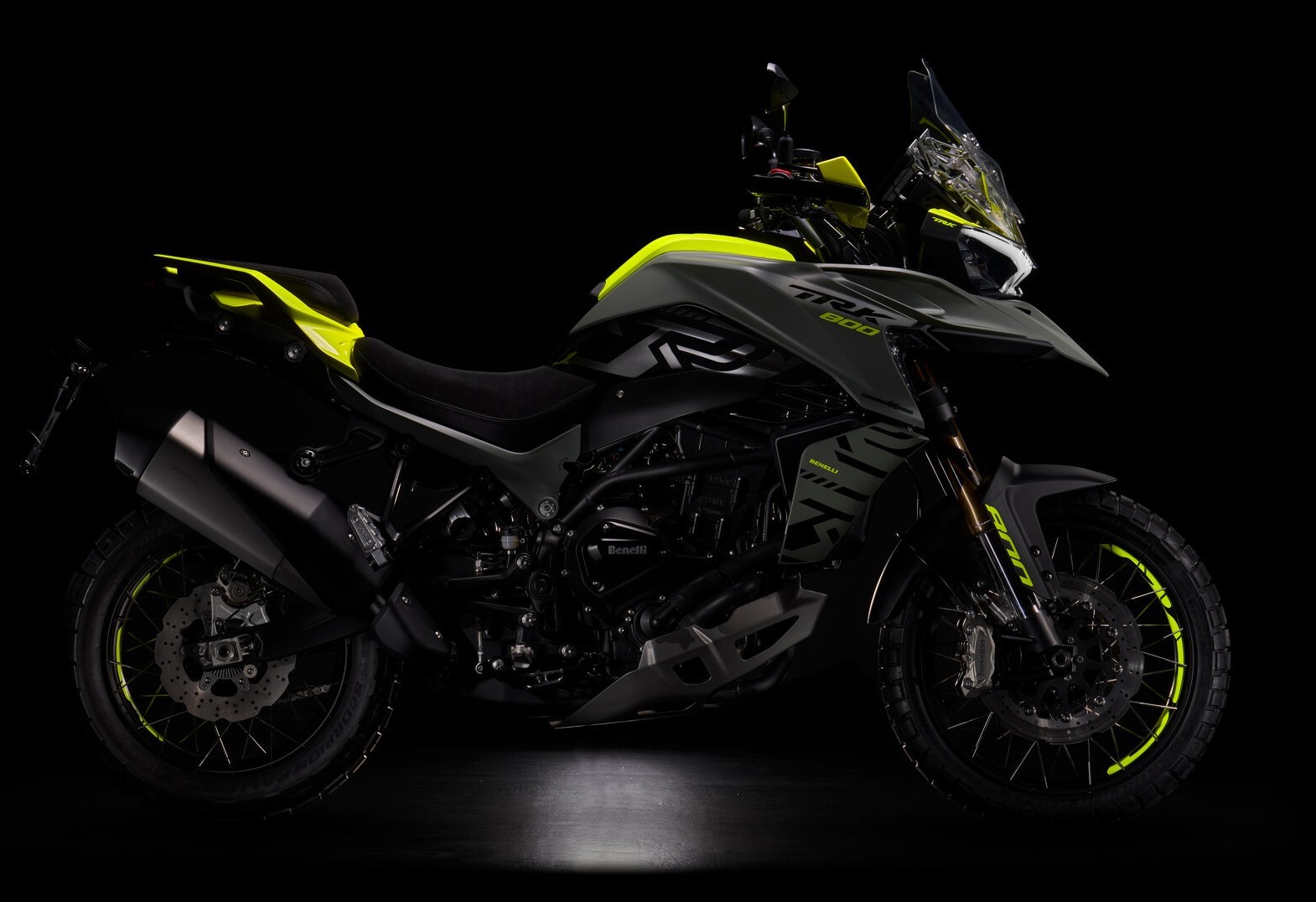 Benelli представила TRK 800 — топовый эдвенчер в своей модельной ...