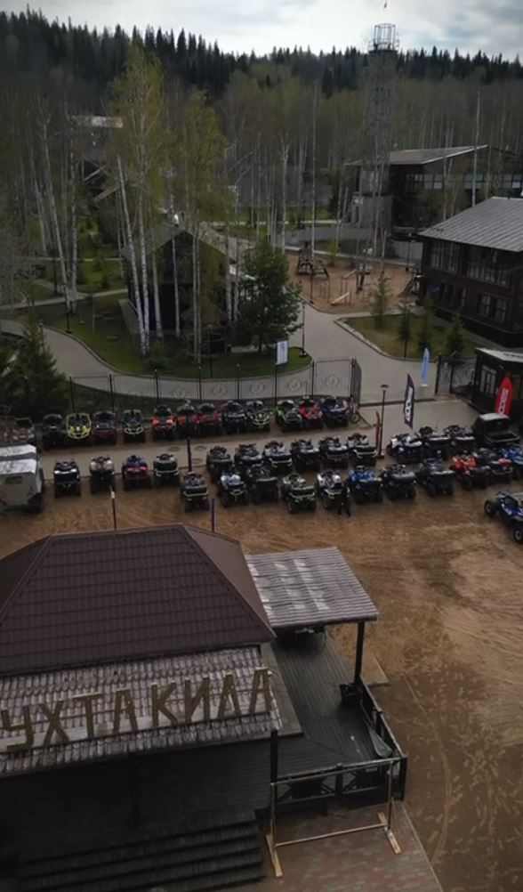 Квадроциклы у зданий загородного клуба «Бухта Кила»