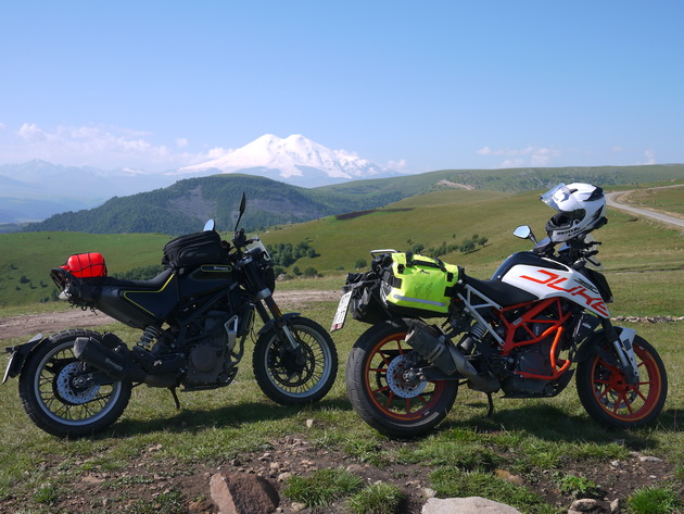 Гастротуризм. Путешествие на KTM 390 Duke и Husqvarna Svartpilen 401 по минеральным источникам Кавказа — фотография 17