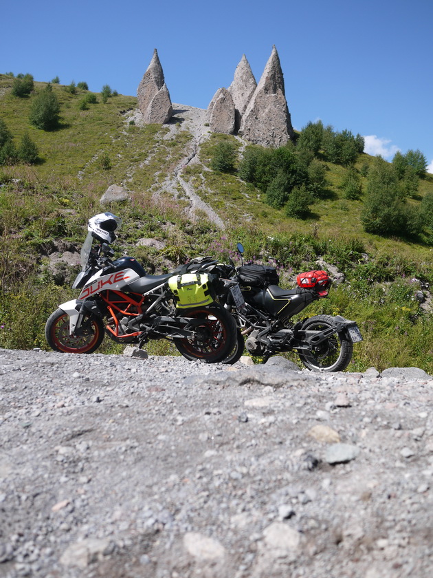 Гастротуризм. Путешествие на KTM 390 Duke и Husqvarna Svartpilen 401 по минеральным источникам Кавказа — фотография 15