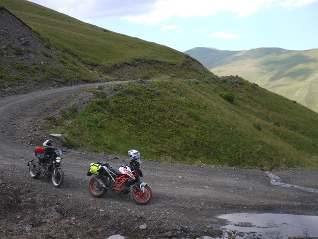 Гастротуризм. Путешествие на KTM 390 Duke и Husqvarna Svartpilen 401 по минеральным источникам Кавказа — фотография 27
