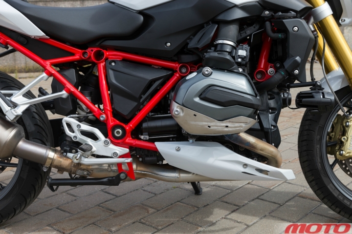 ducati-BMW-1200-4.jpg