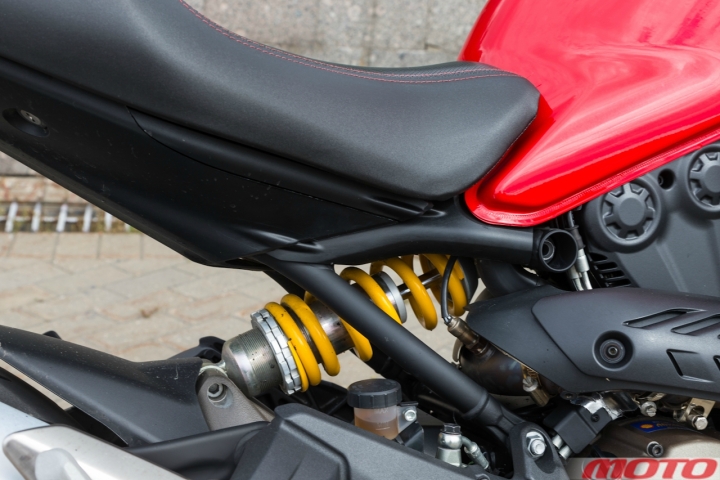 ducati-BMW-1200-18.jpg