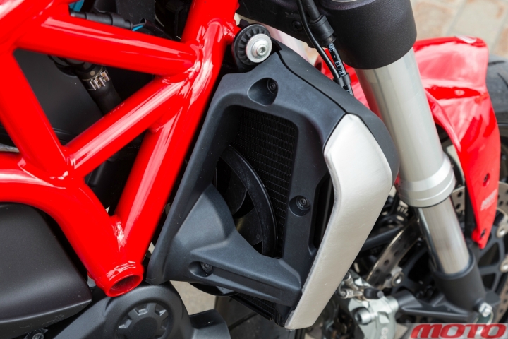 ducati-BMW-1200-20.jpg