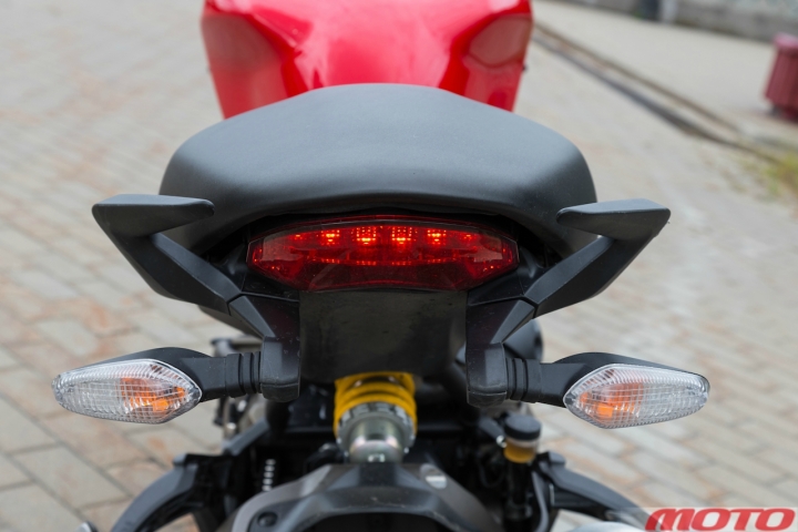 ducati-BMW-1200-25.jpg