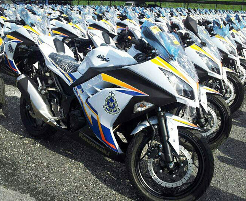 560 патрульных Kawasaki Ninja 250R на хайвее в Малайзии