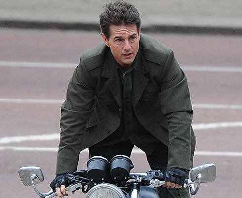 Том Круз борется с иноземцами на Triumph Thruxton
