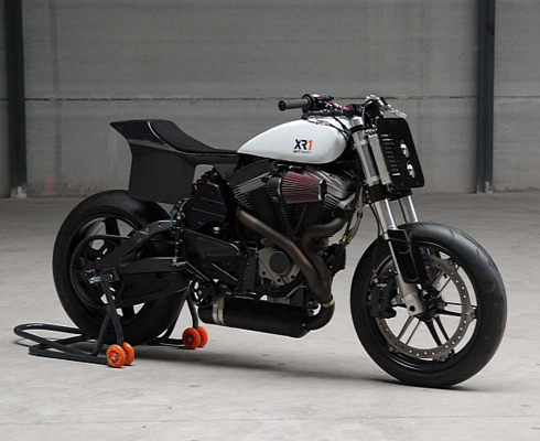 Стритфайтер с «харлеевским» двигателем выгнали на трек