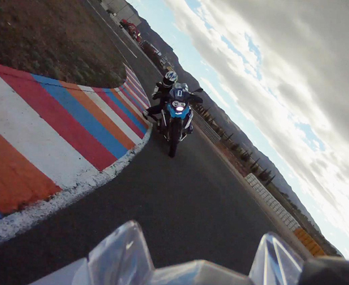 BMW R1200GS гоняется на треке с BMW HP4