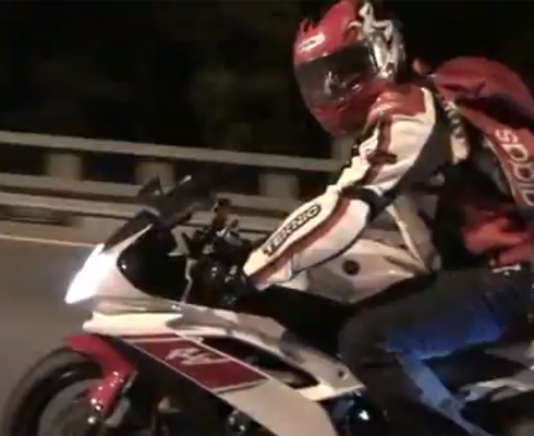Audi RS6 и Yamaha YZF-R6 гоняются на шоссе