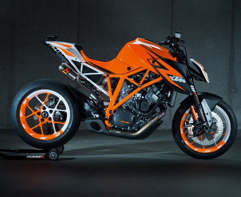Superduke 1290 R под прицелом бортовой камеры S1000RR