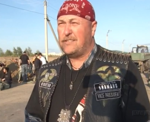Байкеры помогают строить дамбу в Комсомольске