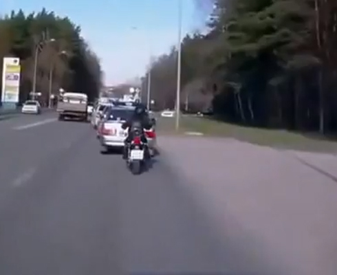 Лучше бы он следил за дорогой…