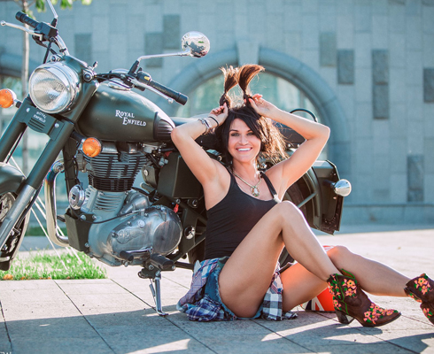 Сексуальный мотопробег с Royal Enfield