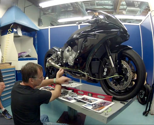 Yamaha YZF-R1 2015 готовят к бою