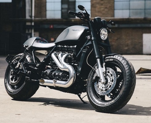 Стейк с кровью: Triumph Rocket III решил съездить в кафе