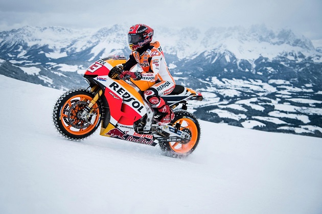 «Перепутал» трассы: чемпион MotoGP спустил байк с горнолыжного склона