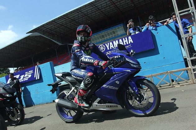«Мелочь» дает жару: спортбайк Yamaha YZF-R15 v3.0 показал реальную скорость
