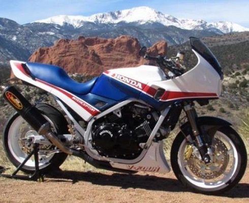 Волшебное слово: секреты рестомода Honda VF1000F Interceptor