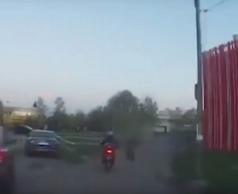 Алкобайкер не пройдет: боевая леди победила пьяного райдера (+видео)