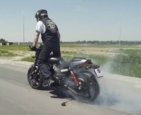 Harley-Davidson и польский стантрайдер исполнили рекордный бернаут