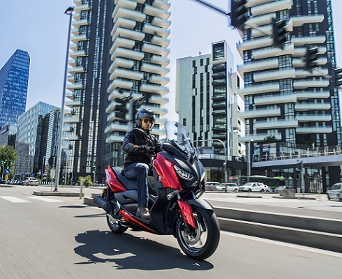 Хай-тек для младшего: Yamaha обновила скутер X-Max 125