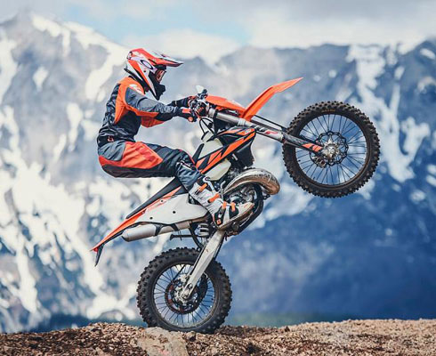 Новое поколение двухтактных эндуро KTM уже в салоне