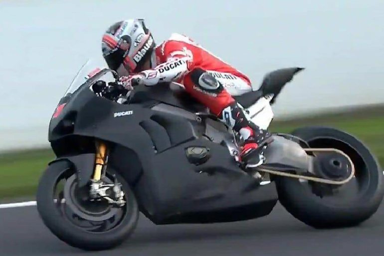 Свершилось: Ducati показала боевой Panigale V4 R