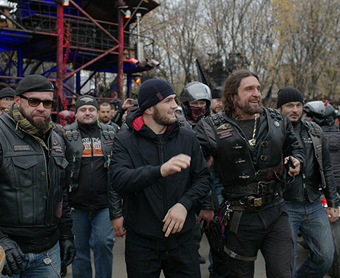 «Ночные волки» подарили Нурмагомедову мотоцикл